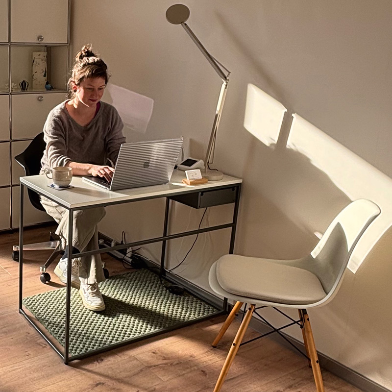 Mona Bell am Schreibtisch